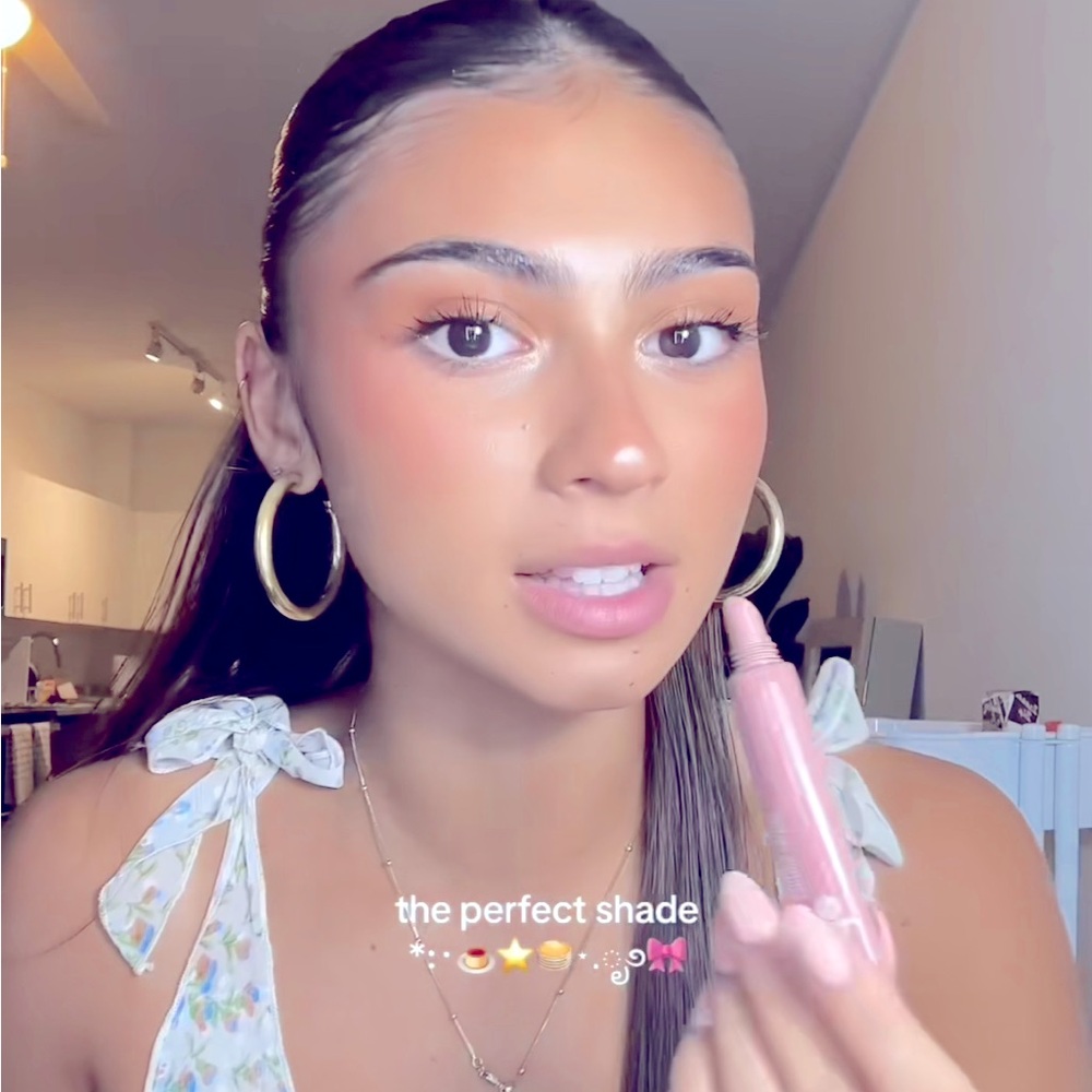 Here’s a toast 🥂 To Radiance & Effortlessness: Rhode Lip Tint 🥂